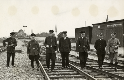 809749 Afbeelding van Nederlands spoorwegpersoneel en Duitse spoorwegbeambten op het emplacement te Obdam. Rechts een ...